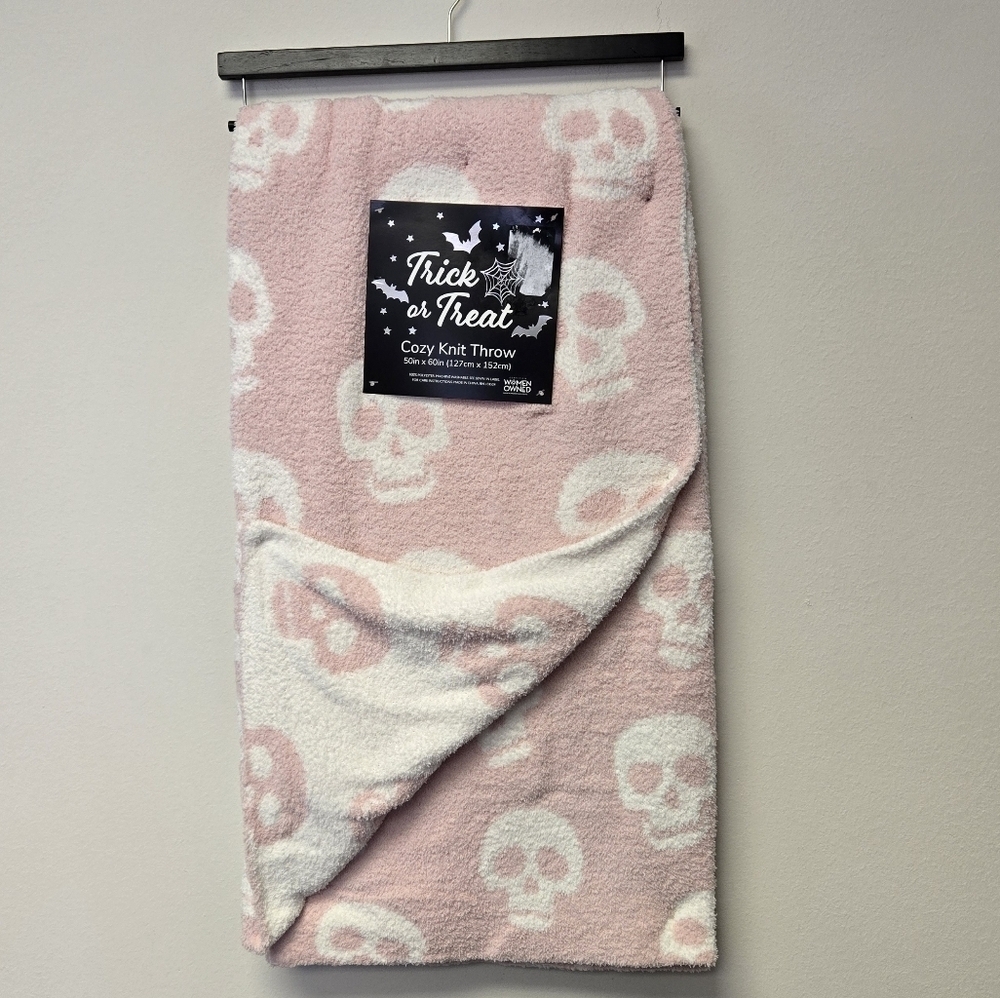 Trick or Treat Skulls Cozy Knit Throw Blanket Pink White